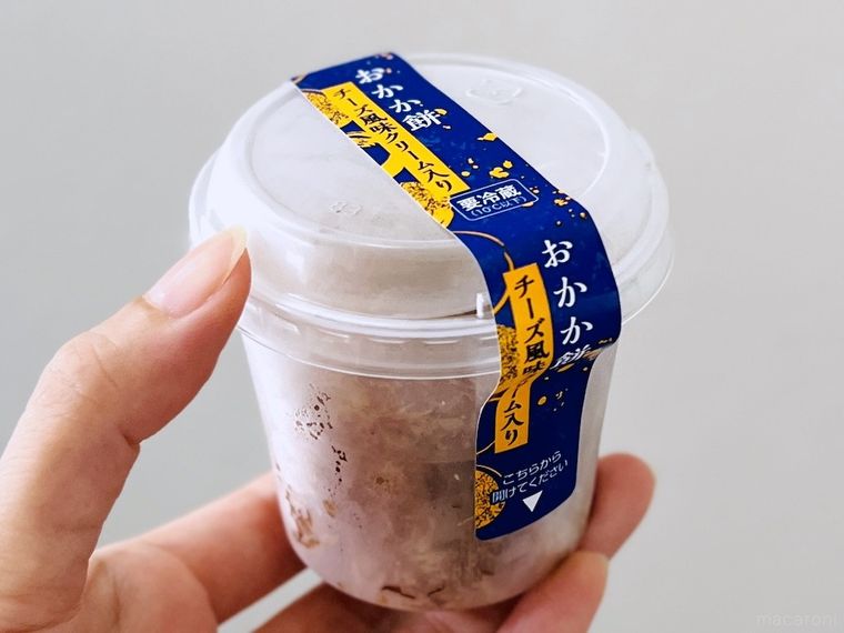 おかか餅カップ入 チーズ風味クリーム入りを手で持っている様子