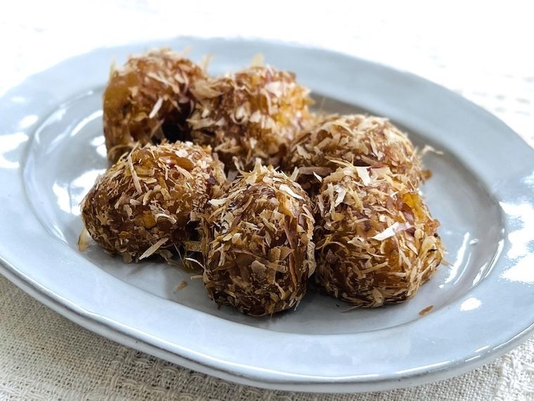 おかか餅カップ入 チーズ風味クリーム入りを皿に盛り付けた様子