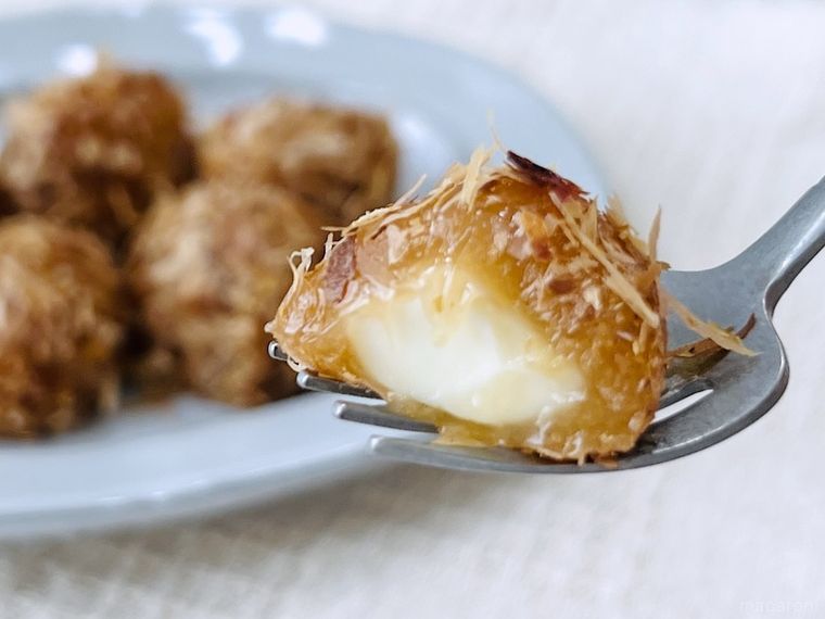 おかか餅カップ入 チーズ風味クリーム入りを半分に割った様子