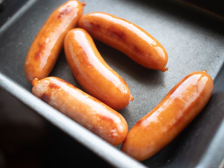 シャウエッセン夜味をフライパンで焼いている様子