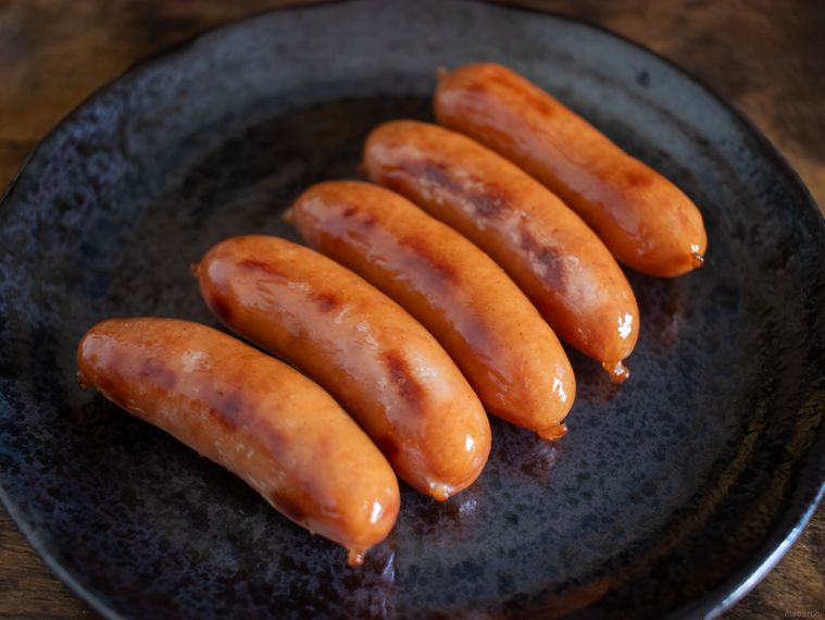 黒い丸皿に盛り付けた5本のシャウエッセン夜味