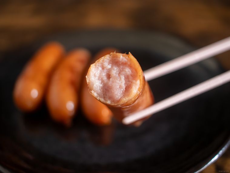 半分に切ったシャウエッセン夜味を箸上げしている