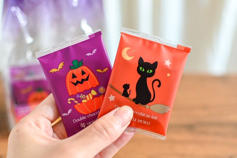 クッキーのパッケージを持っているところ