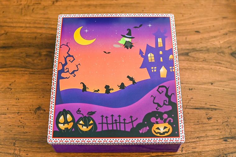 お菓子の缶のアップ