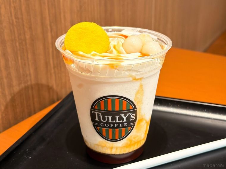 もちもちみたらし団子シェイクとストローが並んでいる様子