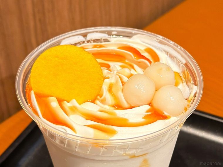 お盆の上にのったもちもちみたらし団子シェイク