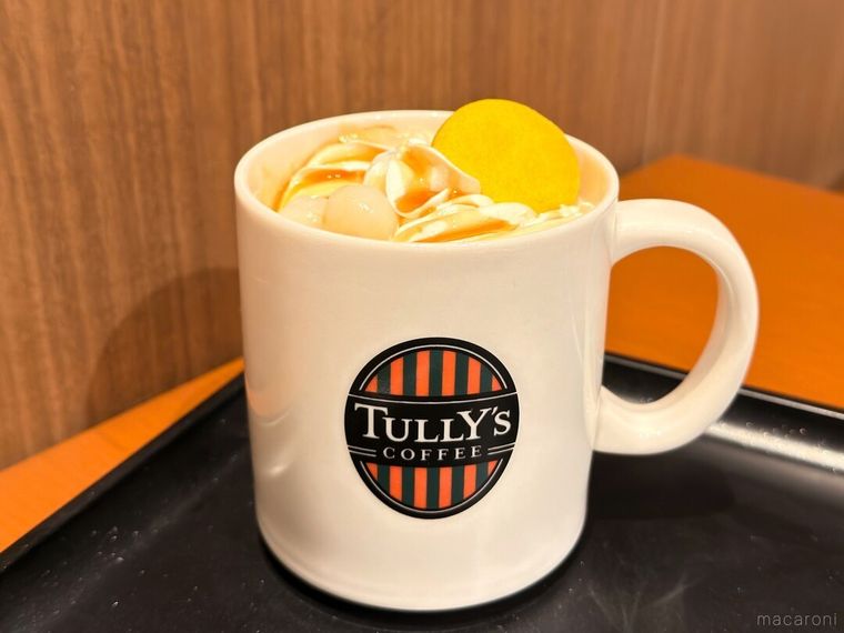 マグカップに注がれたもちもちみたらし団子ラテ