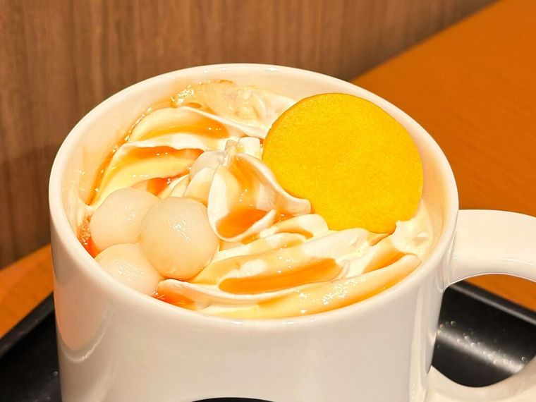 ホイップやクッキーなどがのったもちもちみたらし団子ラテ