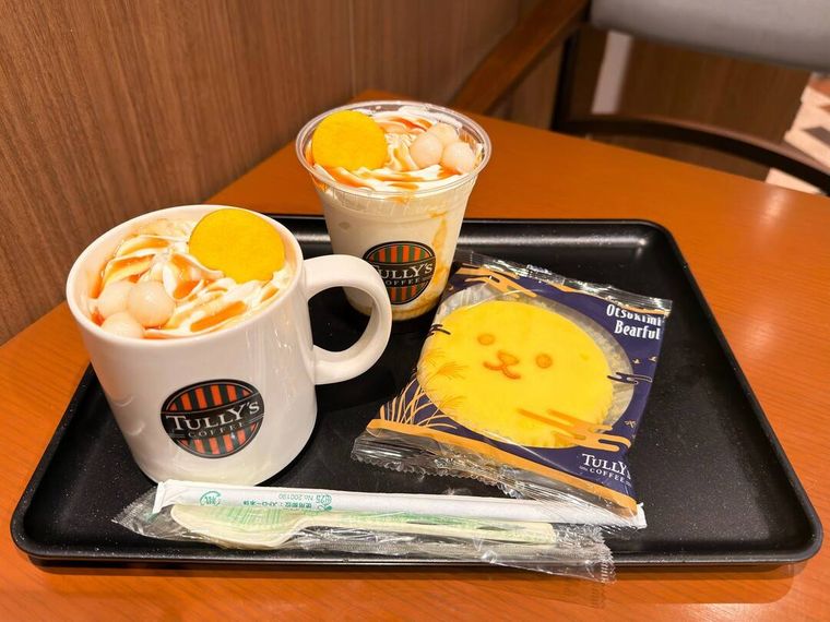 秋限定のお月見メニューのドリンクやフードがお盆にのせられている様子