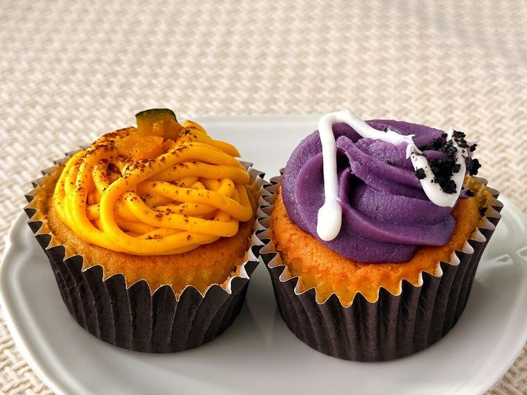 かぼちゃと紫芋のプチケーキがテーブルに置かれている様子