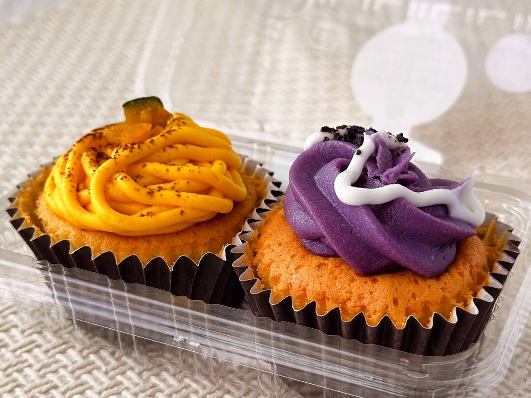 2025年ファミマのハロウィンスイーツ！「かぼちゃと紫いものプチケーキ