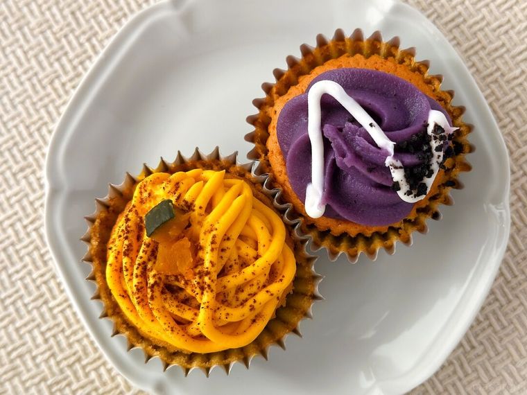 白皿に盛り付けられたかぼちゃと紫芋のプチケーキ