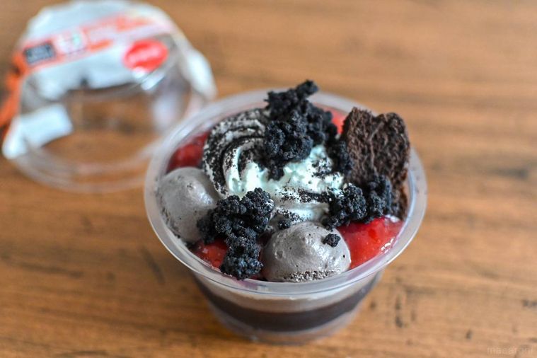 黒いプリンのパフェ