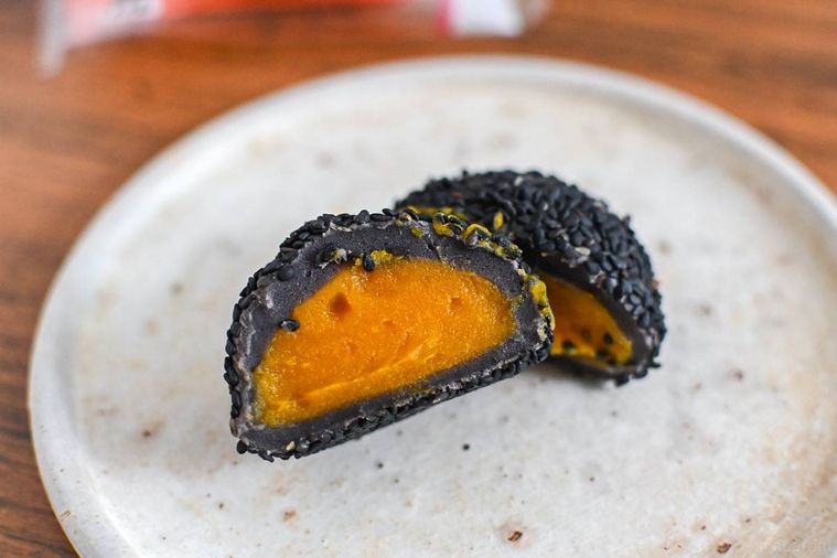 揚げない胡麻団子 かぼちゃあんの断面