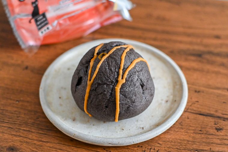 お皿にのったシュークリーム