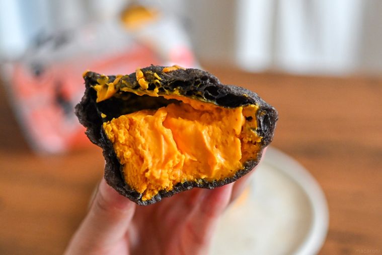 シュークリームの断面のアップ