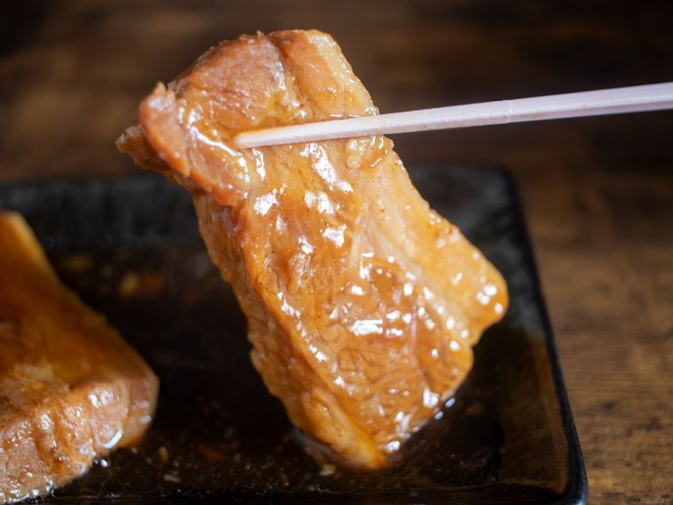 ローソンなすび亭監修 豚の角煮を箸上げしている様子