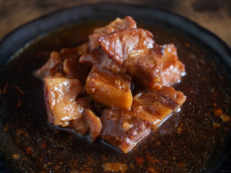 黒い丸皿に盛り付けたセブンイレブン金の豚角煮
