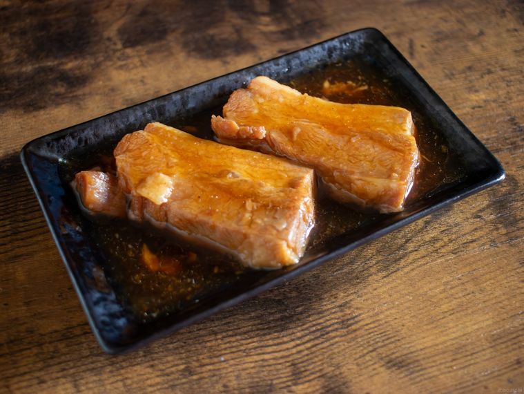 長方形の黒いお皿に盛り付けたローソンなすび亭監修 豚の角煮