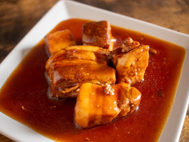 白い四角いお皿に盛り付けたファミリーマートじっくり煮込んだ極ほろっ豚角煮