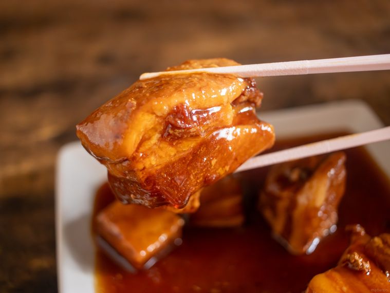 ファミリーマートじっくり煮込んだ極ほろっ豚角煮を箸上げしている様子