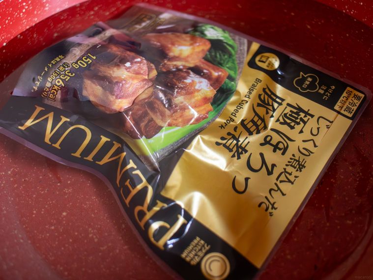 ファミリーマートじっくり煮込んだ極ほろっ豚角煮を湯煎している