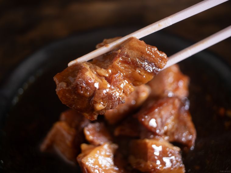 セブンイレブン金の豚角煮を箸上げしている様子