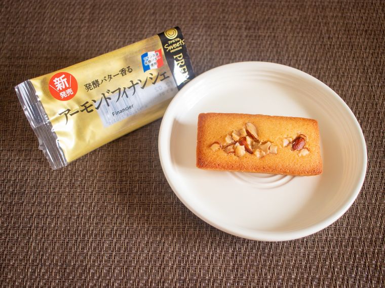 ファミリーマート発酵バター香るアーモンド フィナンシェのパッケージと白いお皿にのせたフィナンシェ