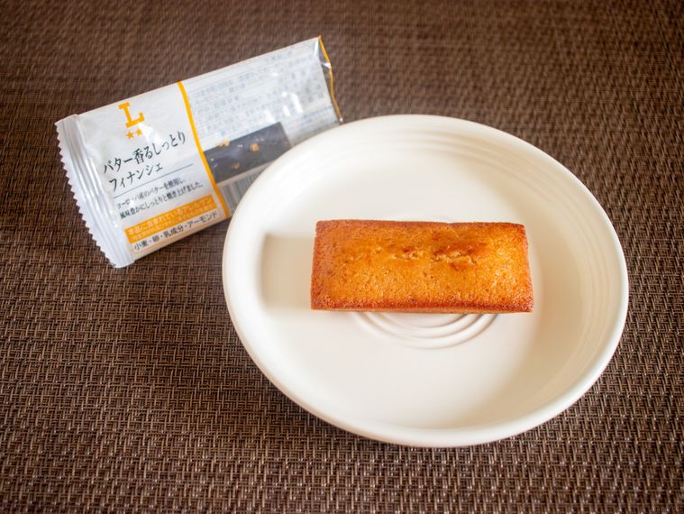 ローソンバター香るしっとりフィナンシェのパッケージと白いお皿にのせたフィナンシェ