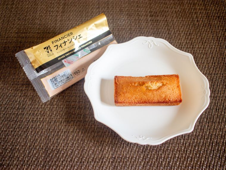 セブンイレブンフィナンシェのパッケージと白いお皿にのせたフィナンシェ