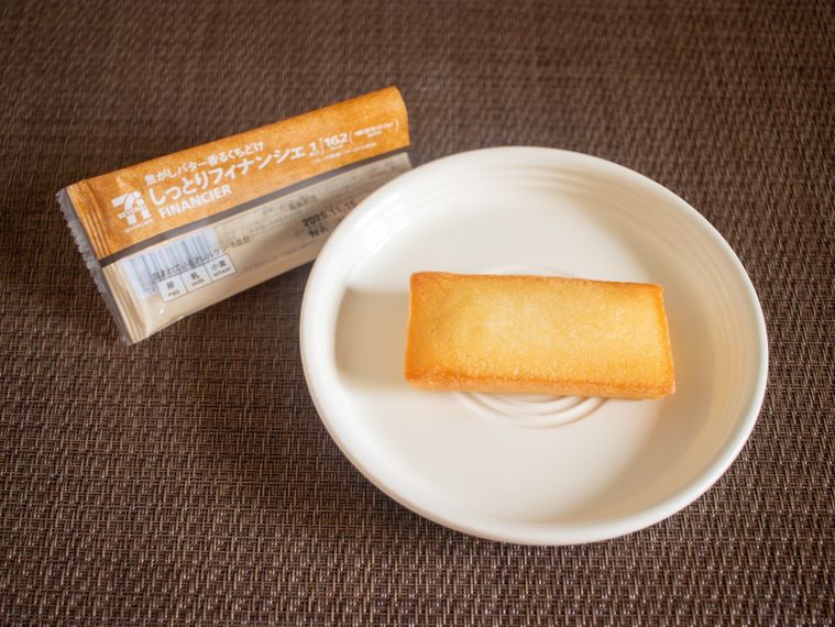 セブンイレブンフィナンシェのパッケージと白いお皿にのせたフィナンシェ