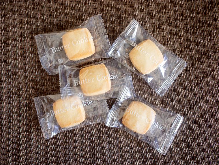 ファミリーマート贅沢バタークッキーをテーブルに並べている