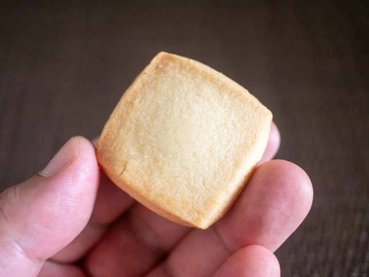 ファミリーマート贅沢バタークッキーを手に持っている