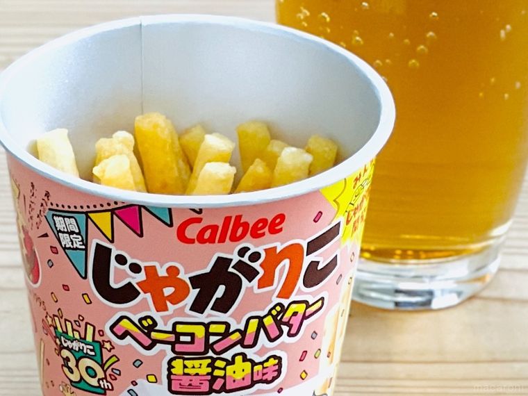 じゃがりこ ベーコンバター醤油味とビールが入ったグラス