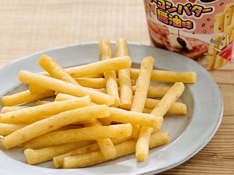 じゃがりこ ベーコンバター醤油味を皿に出した様子