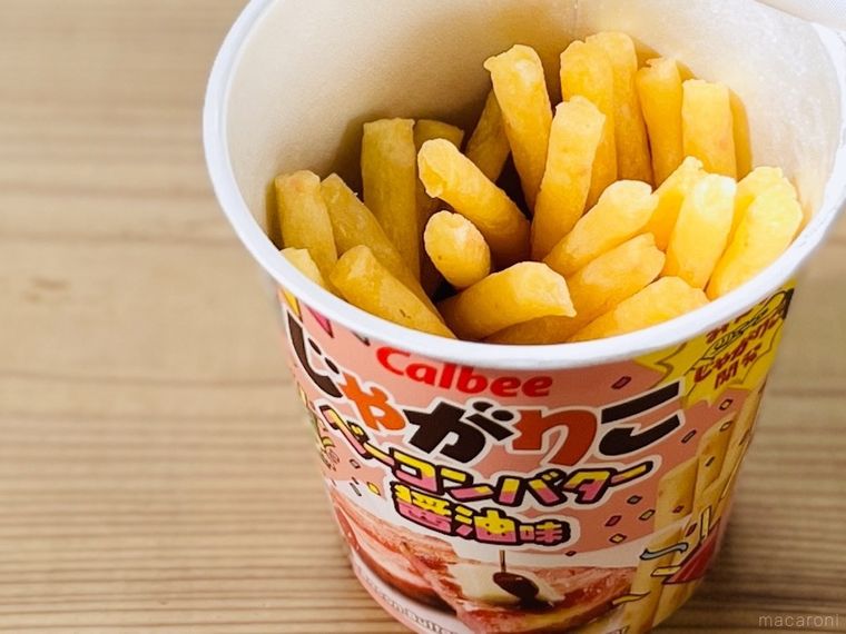 じゃがりこ ベーコンバター醤油味を開封した様子