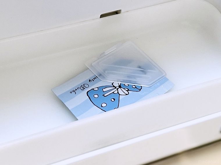 セリアのサンプルコスメクリップでサンプルコスメを挟んだ様子