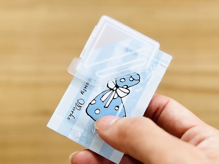 セリアのサンプルコスメクリップでサンプルコスメを挟んだ様子