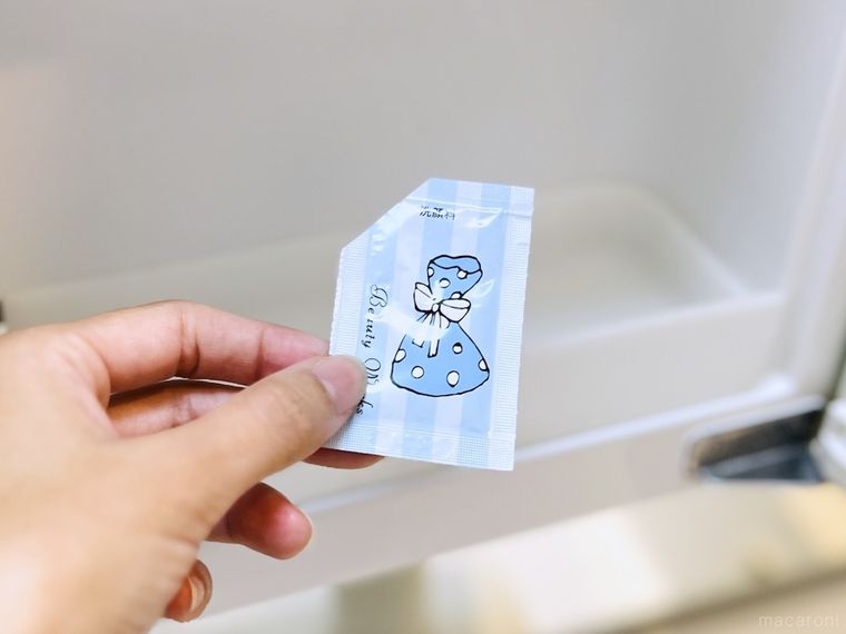 開封済みのサンプルコスメを手で持っている様子