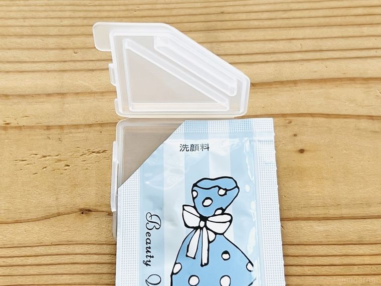 セリアのサンプルコスメクリップにサンプルコスメを置いた様子