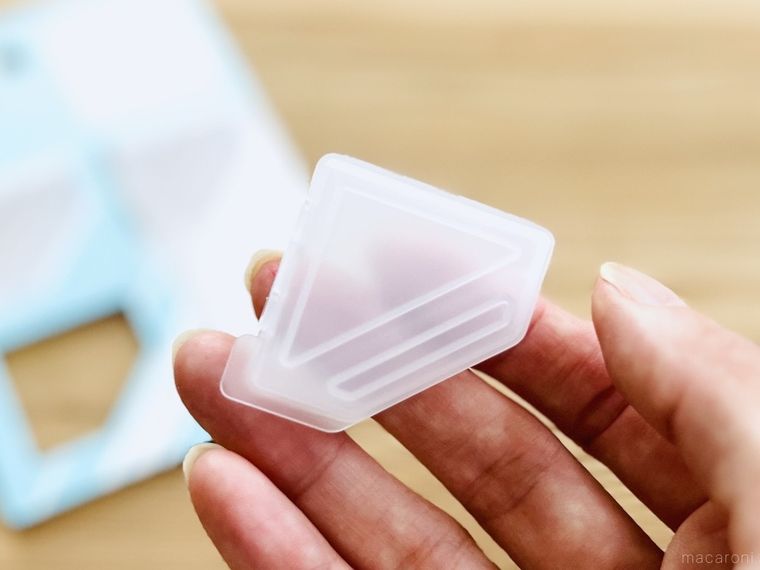 セリアのサンプルコスメクリップを手で持っている様子