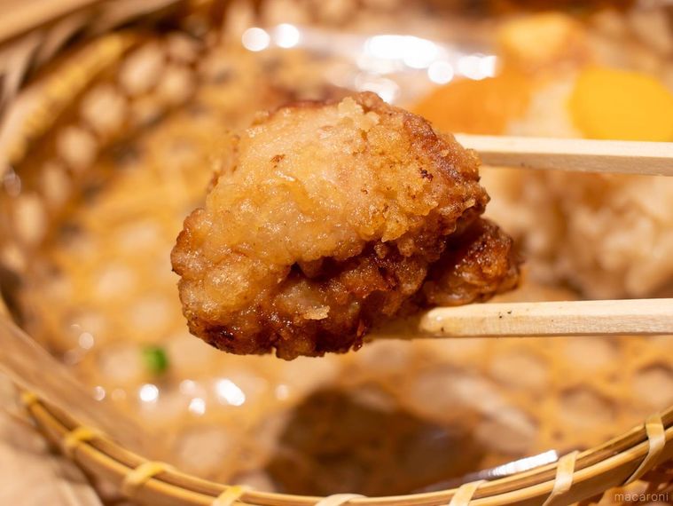 めめセットの唐揚げを箸上げしている様子