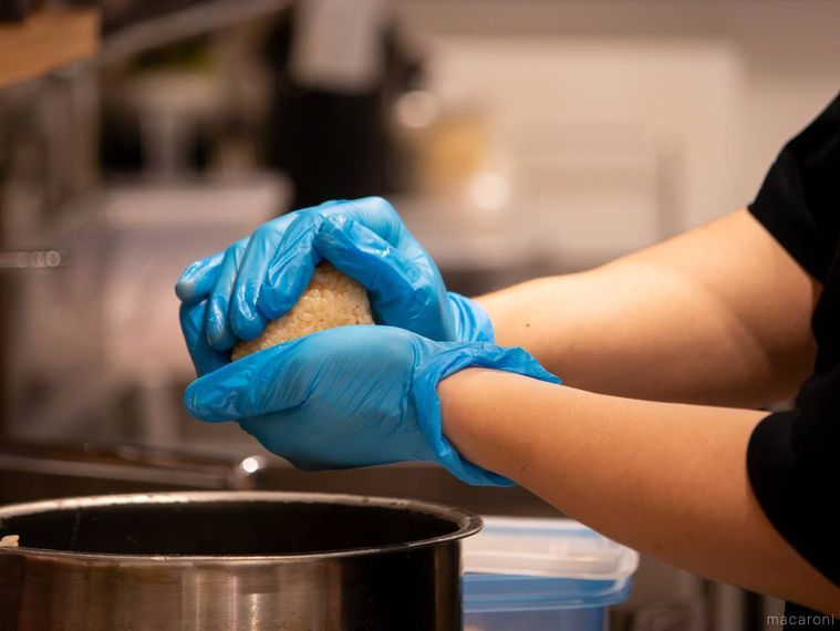 スタッフがおにぎりを握っている様子