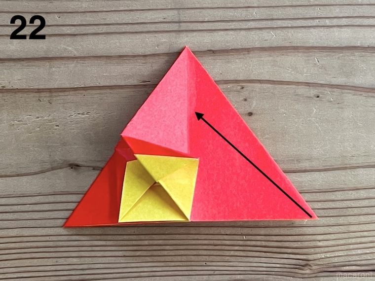 赤い折り紙で星形の小物入れを作っている様子