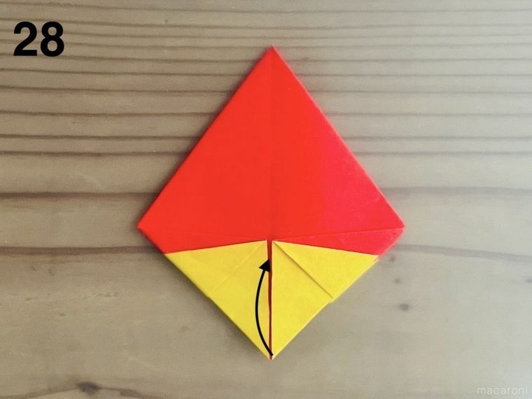 赤い折り紙で星形の小物入れを作っている様子