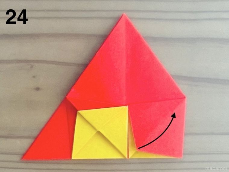 赤い折り紙で星形の小物入れを作っている様子