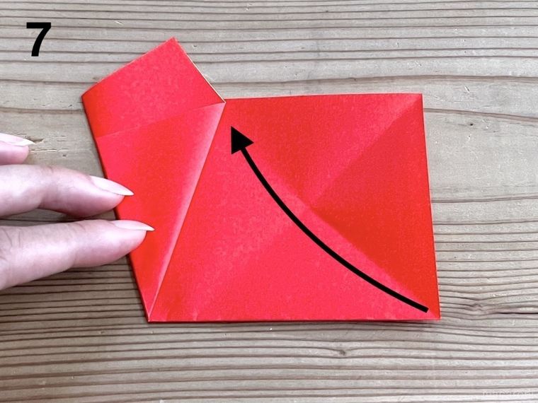 赤い折り紙で星形の小物入れを作っている様子