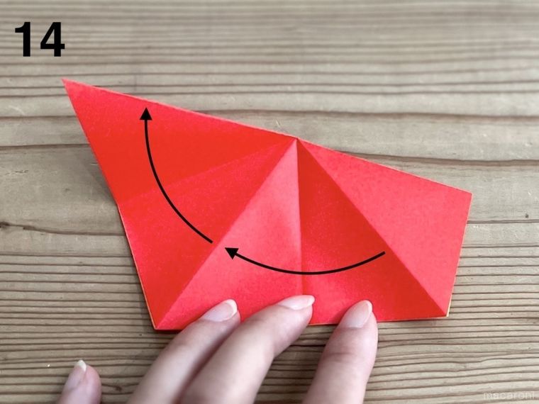 赤い折り紙で星形の小物入れを作っている様子