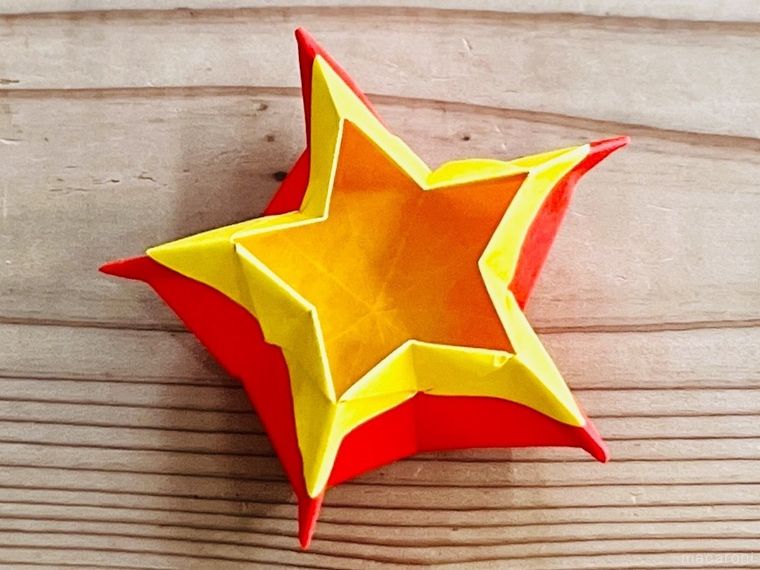 赤い折り紙で作った星形の小物入れ