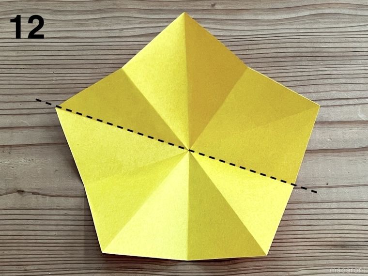 五角形に切った黄色い折り紙